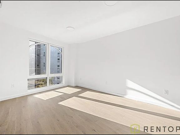 5th image of 210 Greenpoint Ave #2S