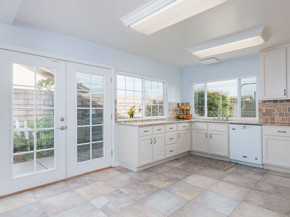 2nd image of 1135 Holly Cir