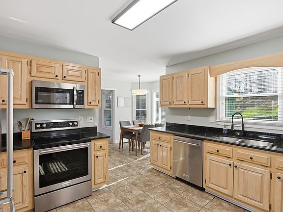 4th image of 18 River Way Dr