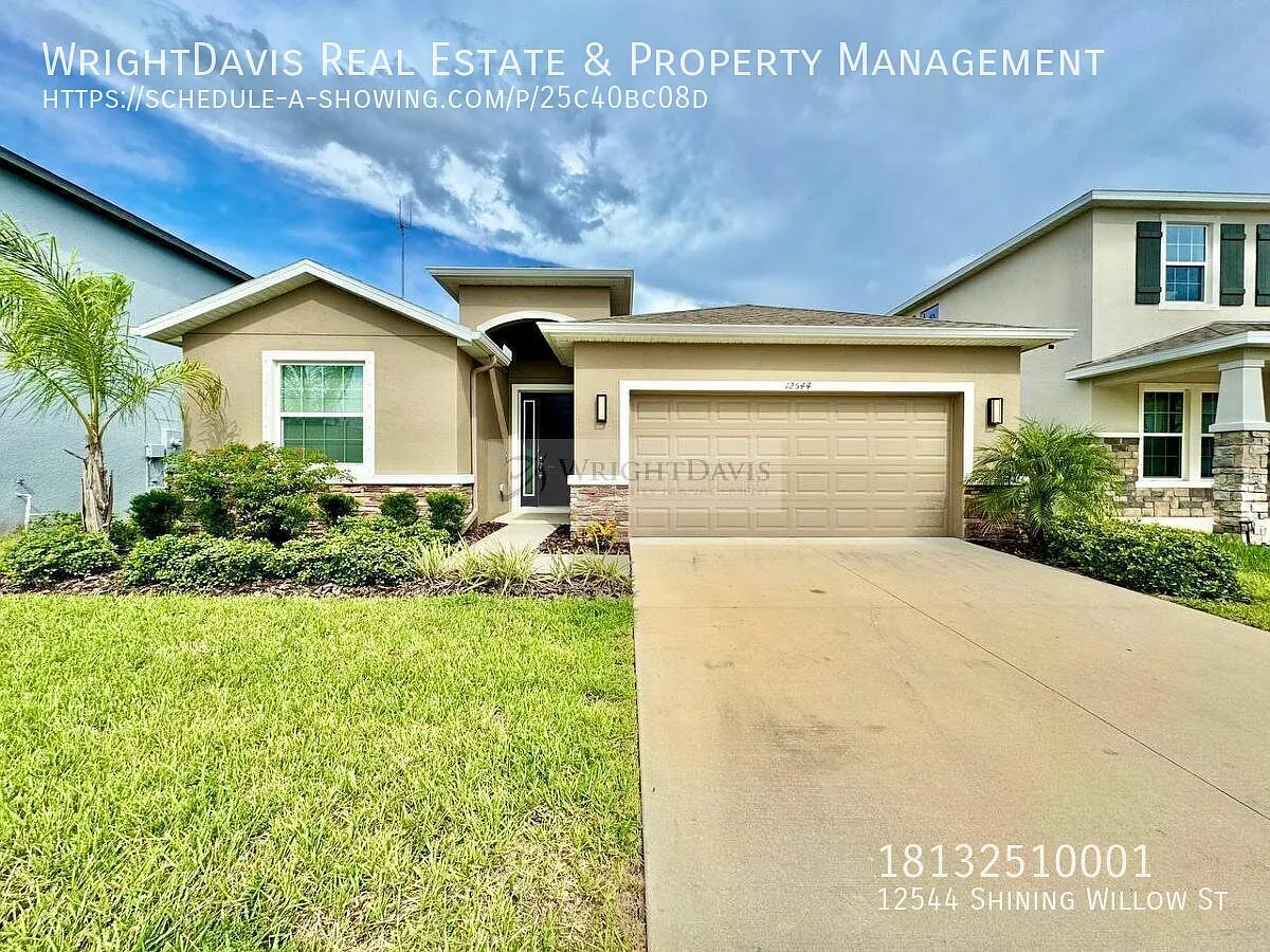 Spacious 3BR/2.5BA Riverview Home w/ Screened Lanai — Photo 2