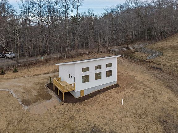 2nd image of 320 Grace Ln NE