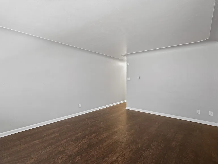 Admiral Apartments — Photo 24