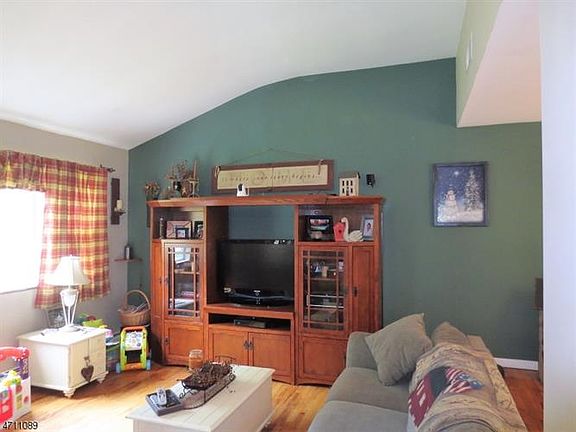 2nd image of 10 Beaver Brook Dr