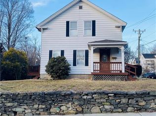208 S Main St, Putnam, CT 06260