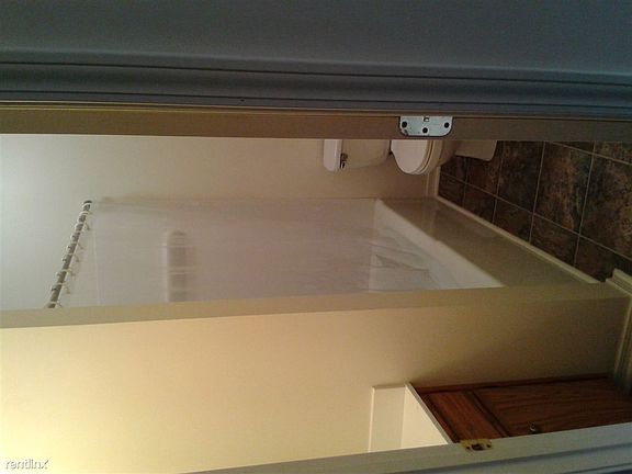 4th image of 1090 Evelyn Dr