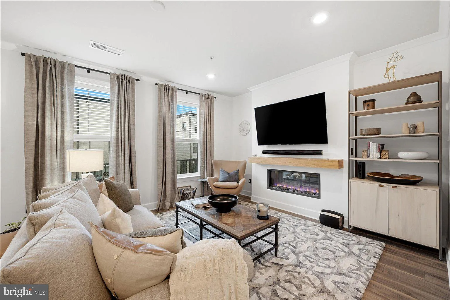 3 bed, 2.5 bath, 2568 sqft, $3,850 — Photo 4