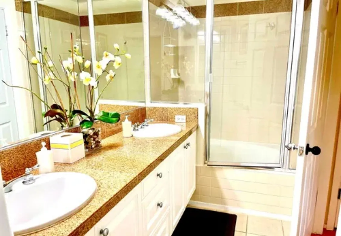 2 bed, 2.5 bath, 1350 sqft, $5,800 — Photo 3