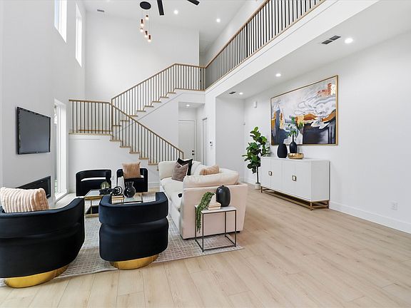 5th image of 628 Wayne St