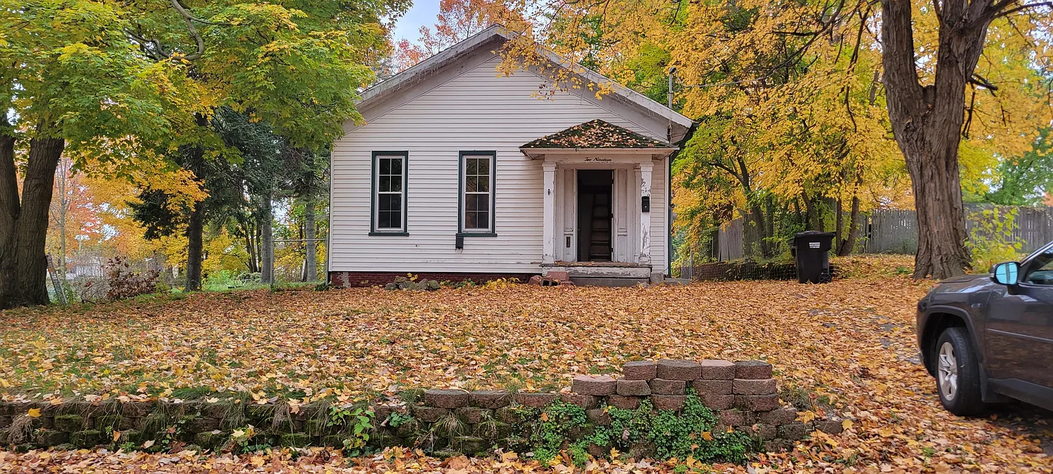 219 Willow St photo 1