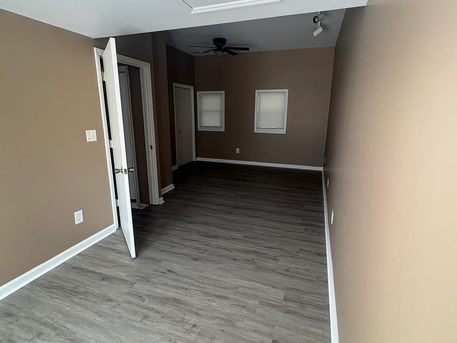 4 bed, 1139 sqft, $2,100 — Photo 3