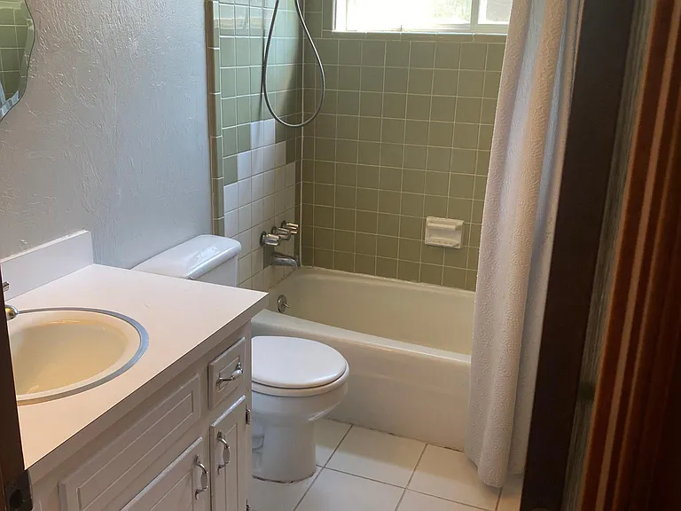 814 W 7th St — Photo 13
