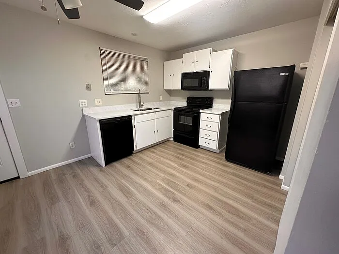 4 bed, 2.0 bath, 1423 sqft, $2,300 — Photo 2
