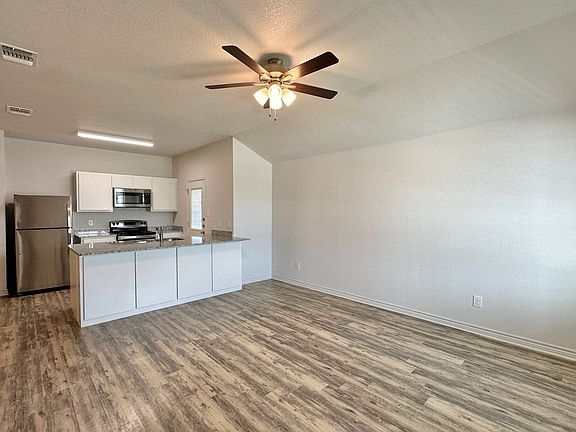 3rd image of 1817 Clovis Dr #B