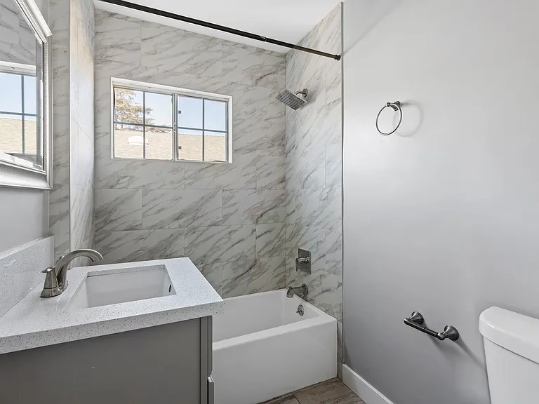 1608 W 42nd Pl — Photo 10