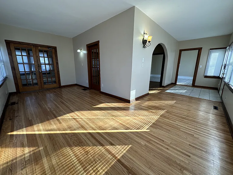 975 N Church St — Photo 3