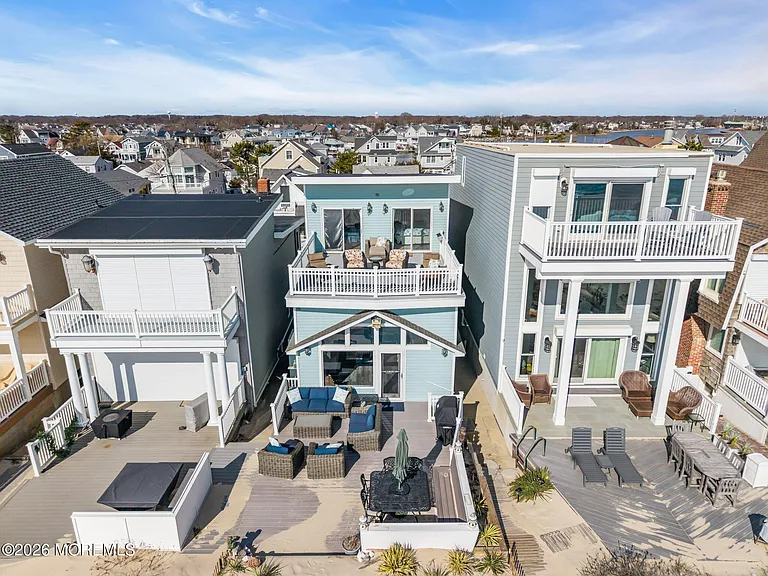 55 Beach Front — Photo 46