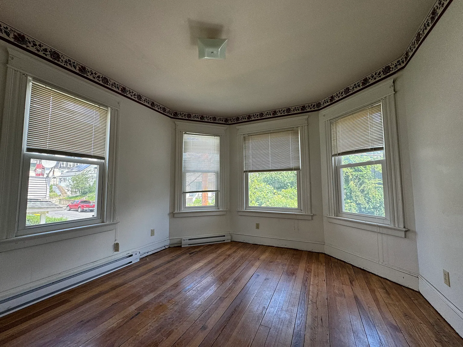 3 bed, 900 sqft, $1,445 — Photo 2
