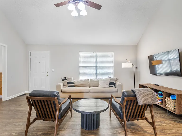 2423 Sawmill St — Photo 8