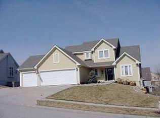 508 Coach Light Cir, Smithville, MO 64089