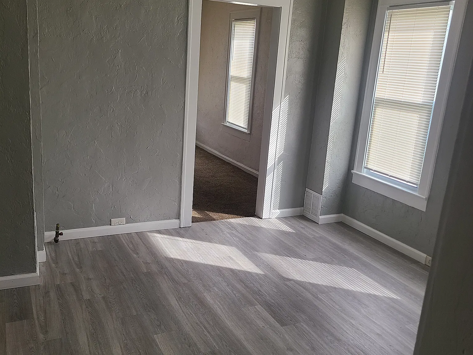 4 bed, 900 sqft, $1,050 — Photo 1