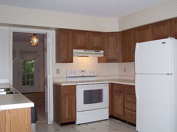 Eat-in kitchen; all appliances convey