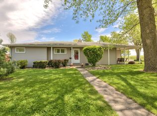 911 Longview Rd, Monticello, IL 61856