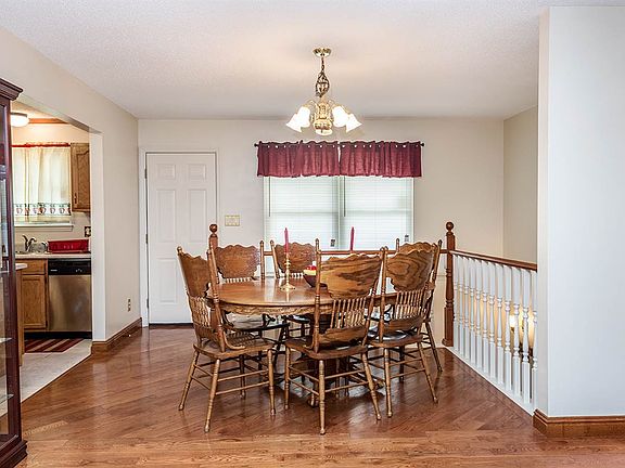 4th image of 129 Oak Hill Ct NE