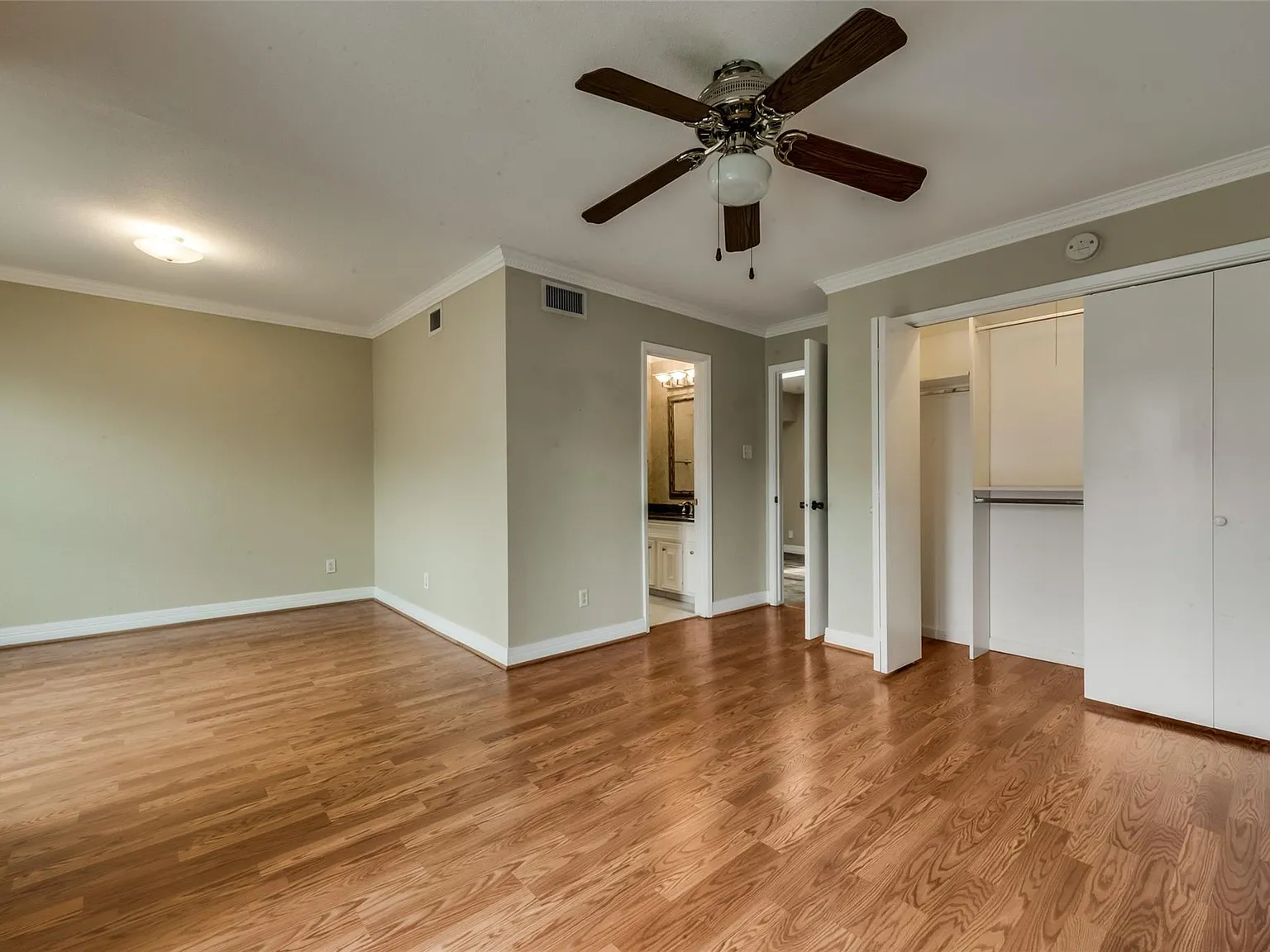 2 bed, 2.5 bath, 1385 sqft, $2,200 — Photo 2