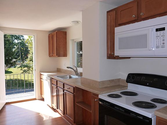 Kitchen w. stove, microwave and dishwasher