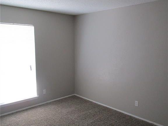 5th image of 407 Hastings Dr