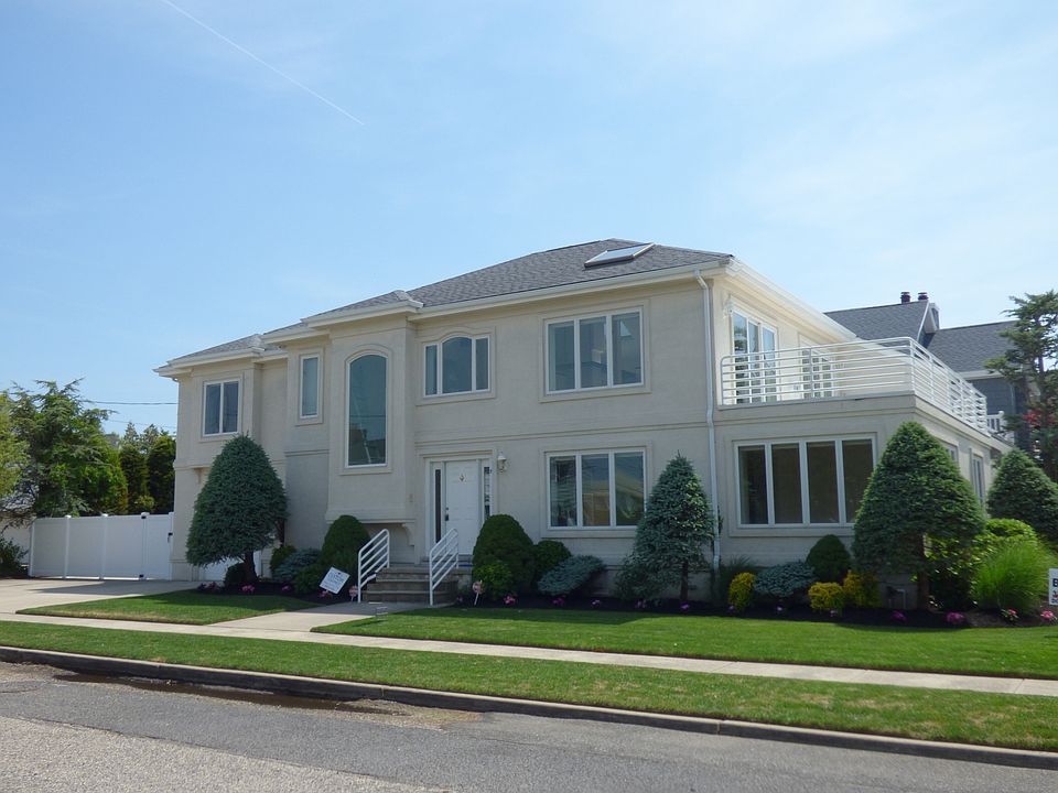 1st image of 7 Brittany Dr