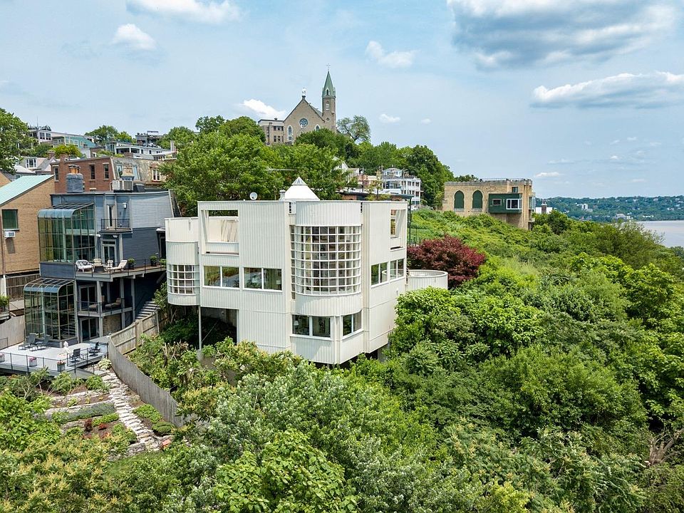 1st image of 915 Riverview Pl