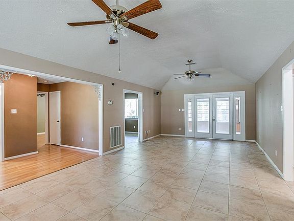 4th image of 1403 Greenbriar Dr