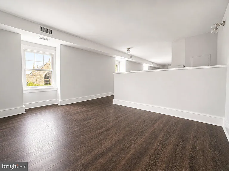 186 W Queen Ln #3 — Photo 4
