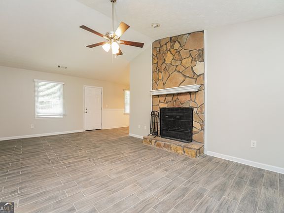 3rd image of 132 Summerfield Dr