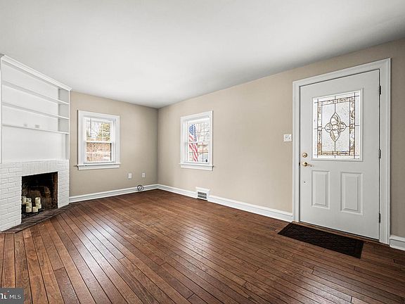 4th image of 104 S Five Points Rd