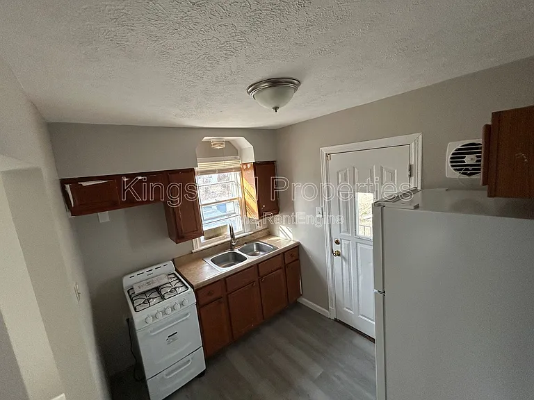 10128 Cloverdale Dr — Photo 4