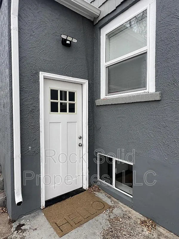 Building Photo - 2104 E 12th St #2
