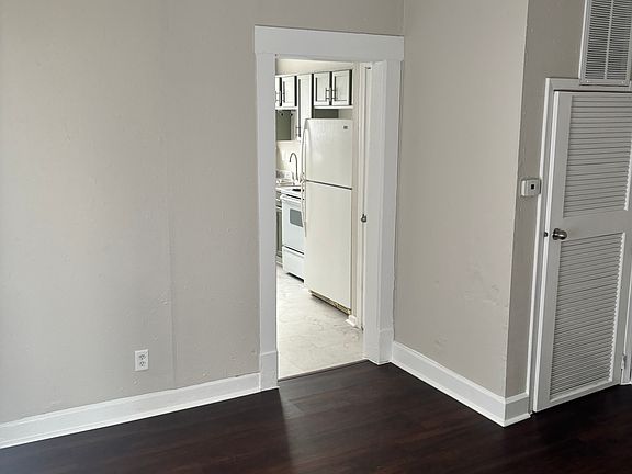 5th image of 2233 Pleasant St