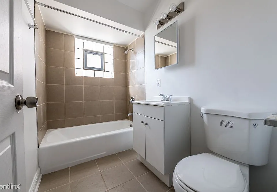 101 Memorial Dr Apartments Chicago Bathroom_01