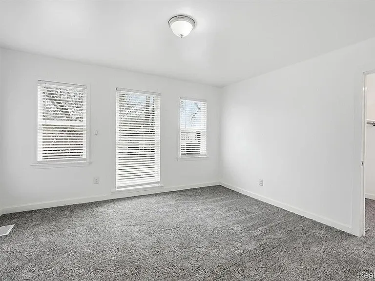 725 Lakewood St — Photo 12