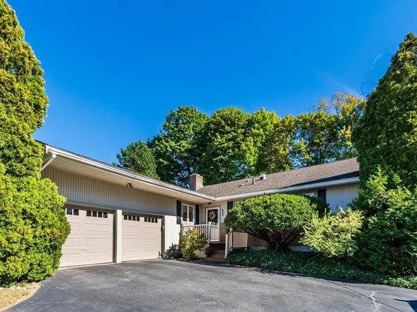 1 Birchwood Ter, Groveland, MA 01834