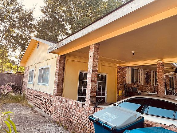 3rd image of 901 N Main St