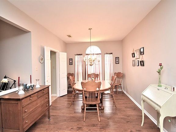 5th image of 2111 Eastland St
