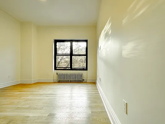 Rented by Manhattan Realty Group | media 13