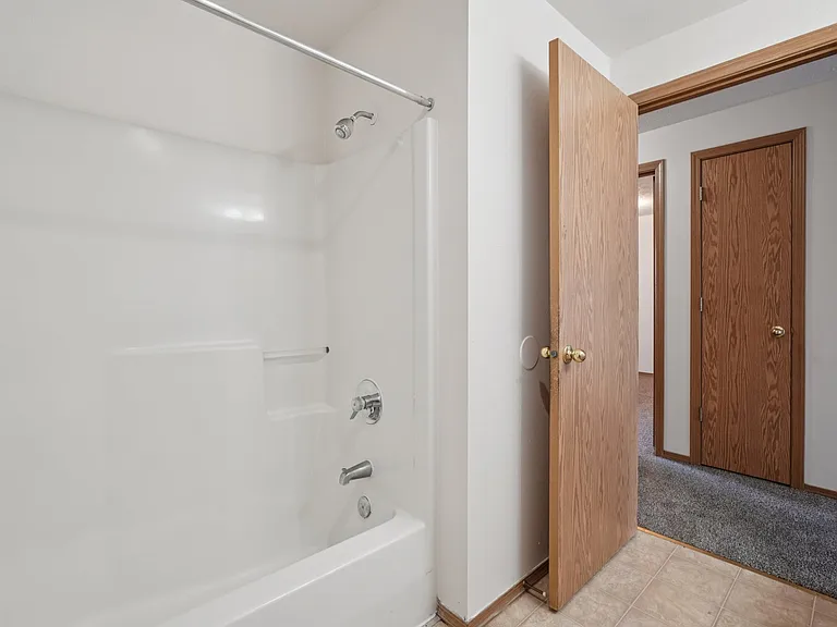 Valley Crest Apartments — Photo 7
