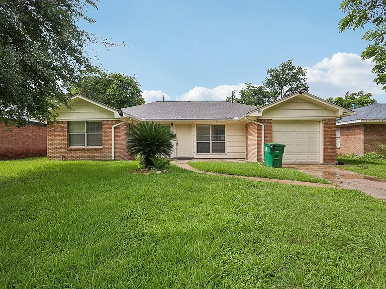 6401 Rowan Ln — Photo 2