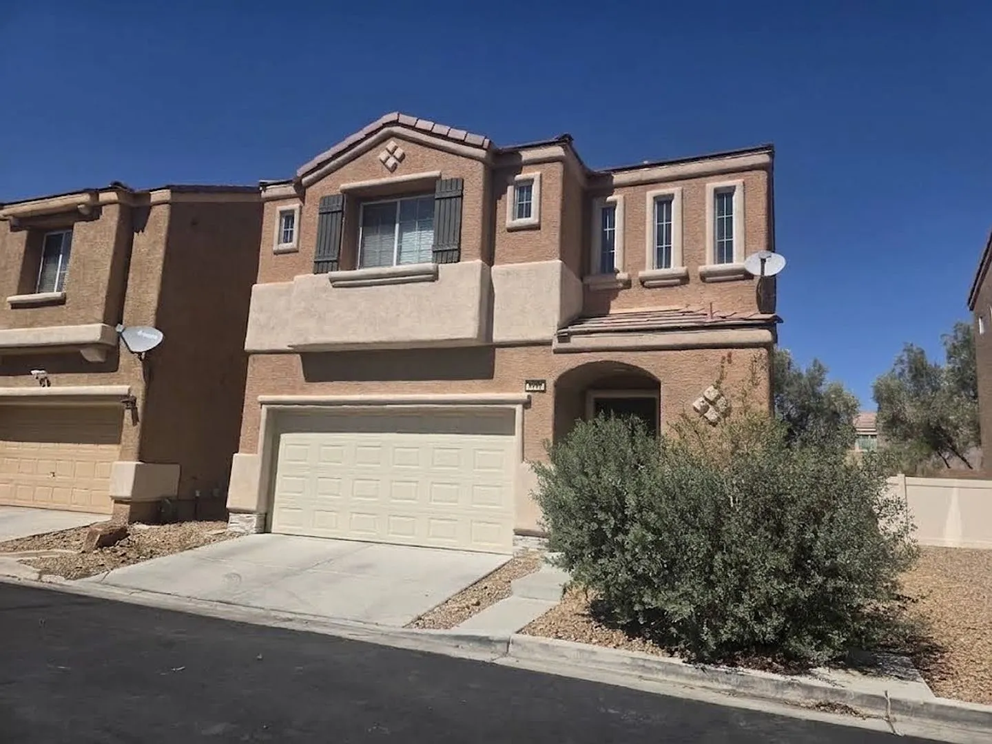 Beautiful 2 Story Home in Mountains Edge. — Photo 2