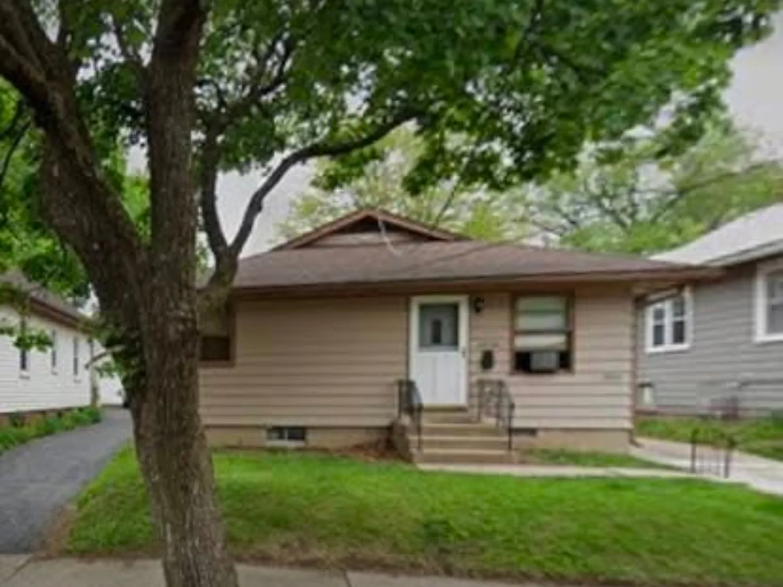 Enjoy low-maintenance living in this clean, private 1-bedroom front unit in Peoria's West Bluff. — Photo 1