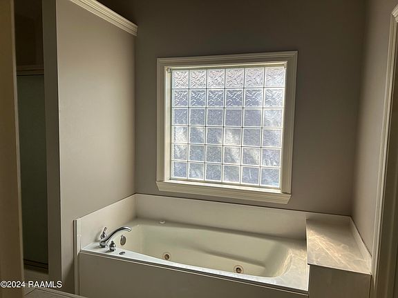 5th image of 702 Southlake Cir